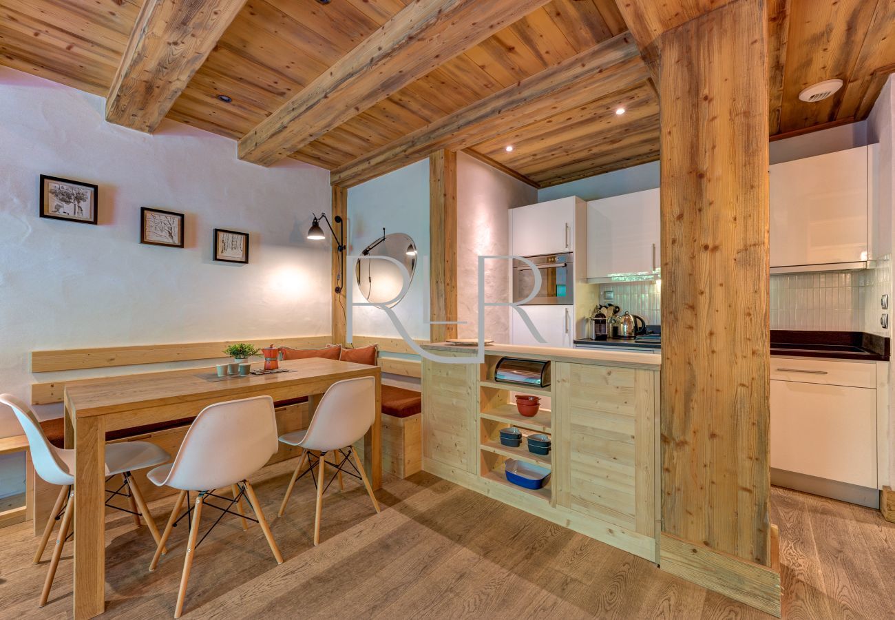 L'appartement Blaitière 2 dispose d'une table à manger avec des banquettes sur deux côtés.