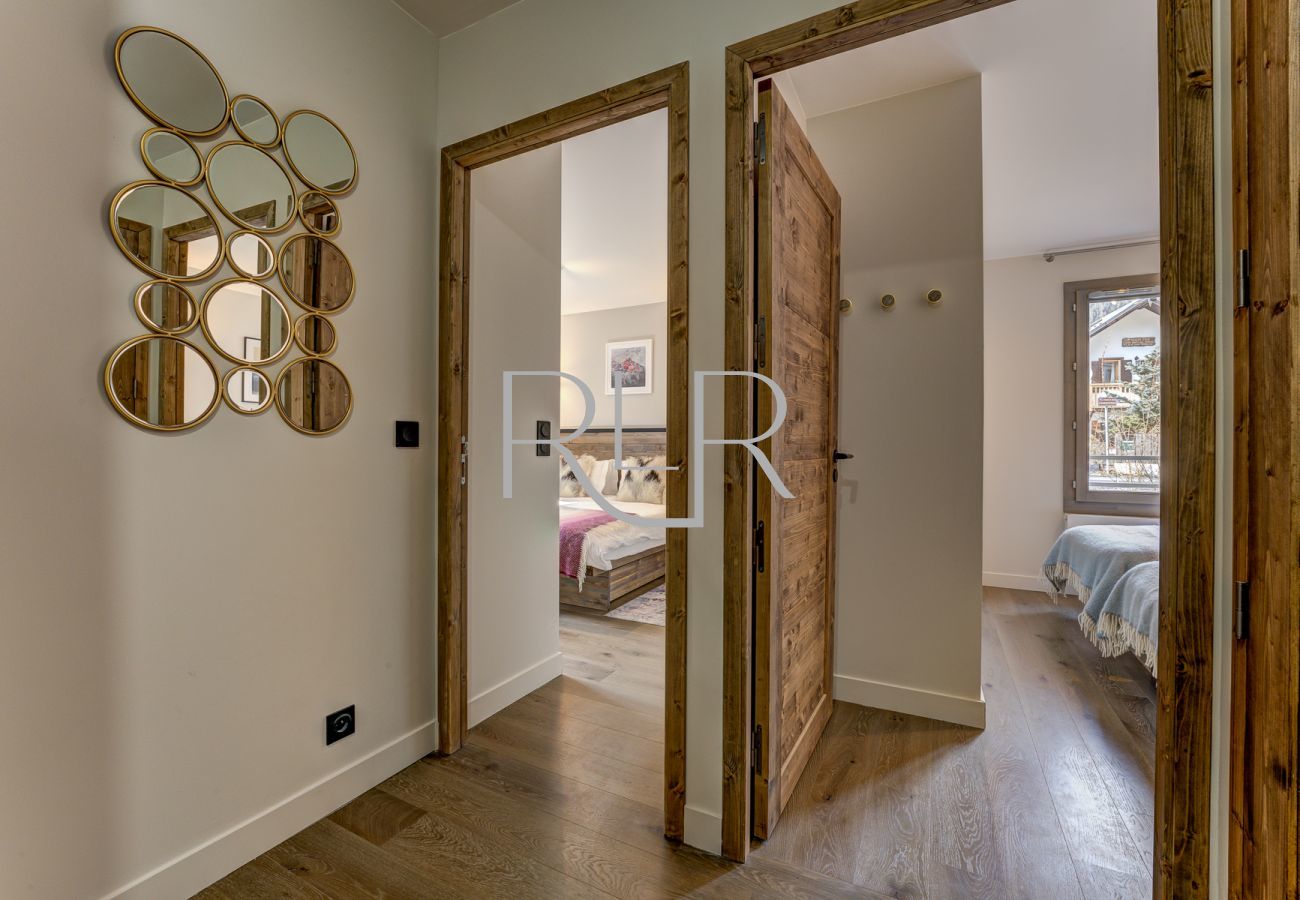 Le couloir de White Pearl A04 menant aux chambres et salle de bain