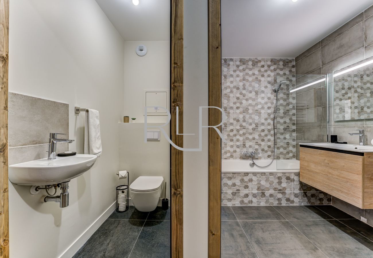 White Pearl A04 a une salle de bain avec un WC séparé