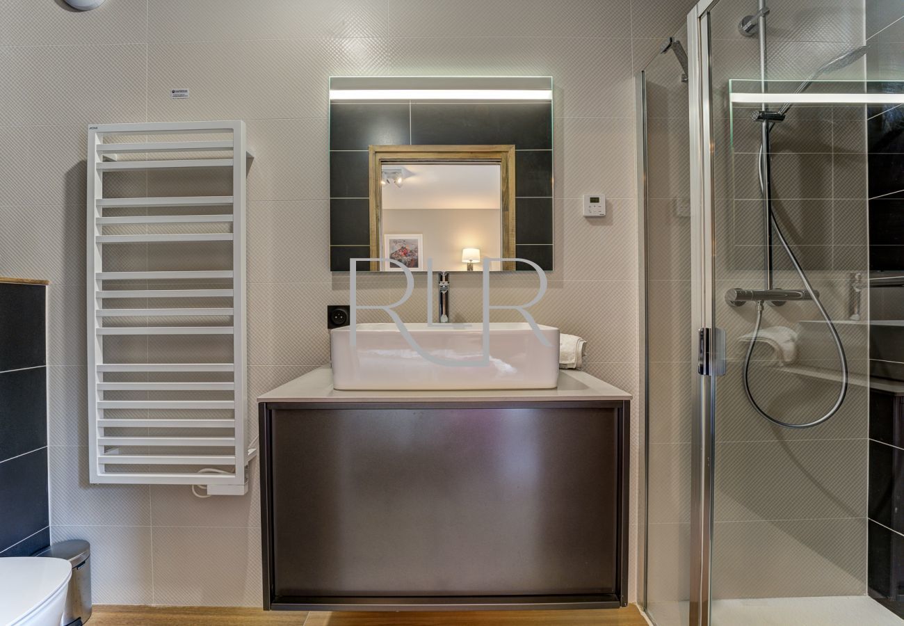 La Chambre 1 de White Pearl A04 a une salle d'eau avec WC
