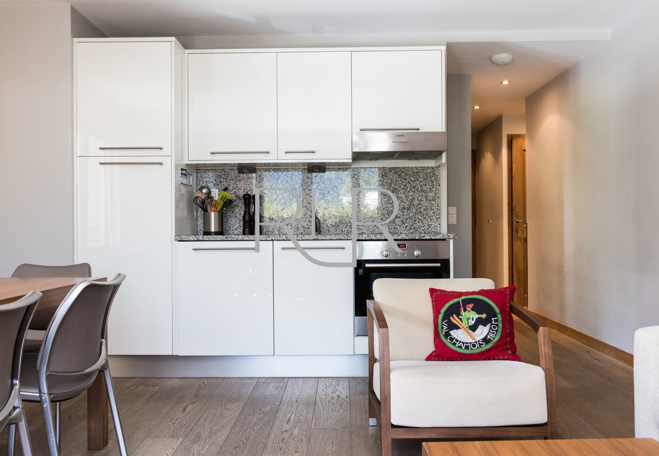Villa Floria a une cuisine avec un plan de travail en granit 