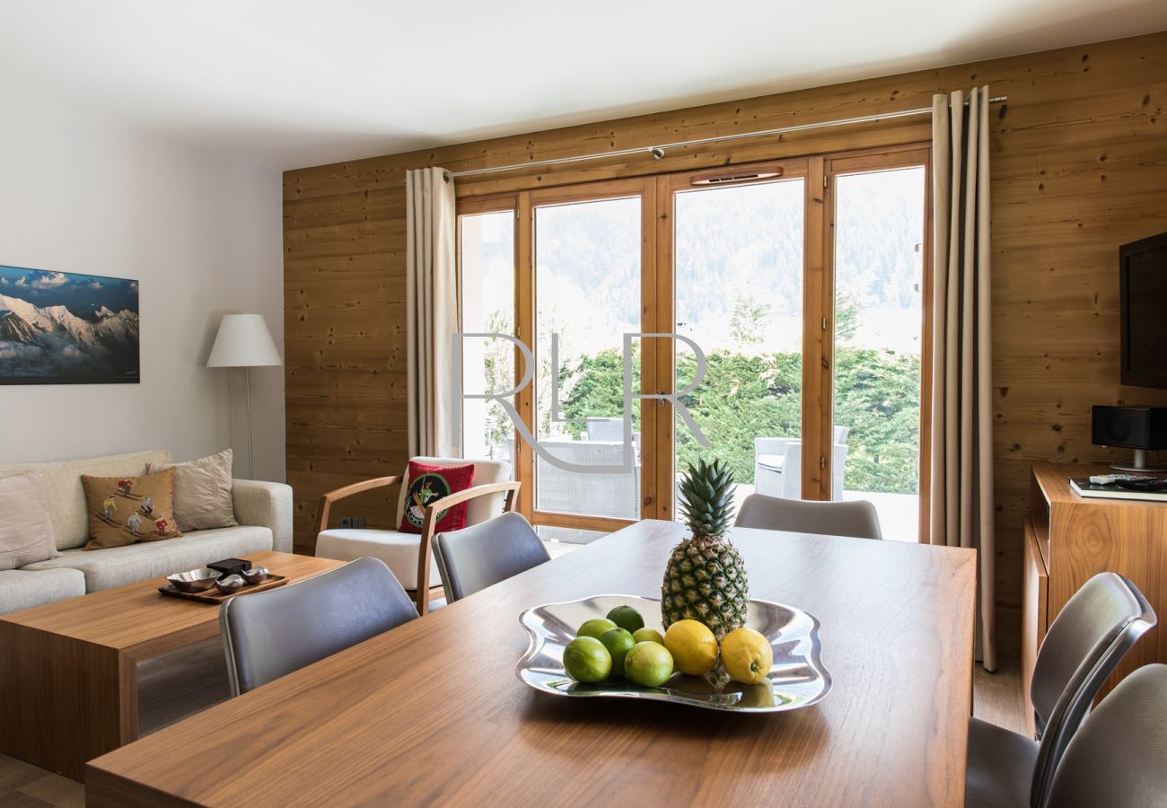 Villa Floria a une table à manger devant les portes vitrées donnant sur la terrasse