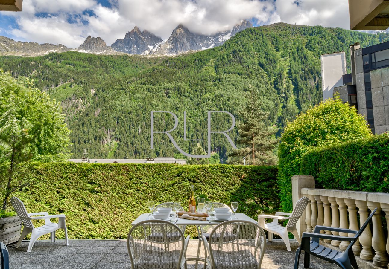 Villa Floria a une gande terrasse avec mobilier de salle à manger et fauteuils d'extérieur