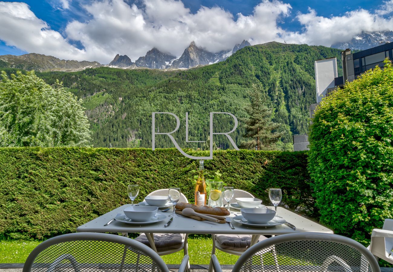 À Villa Floria, vous pouvez dîner à l'extérieur avec une vue magnifique sur les montagnes