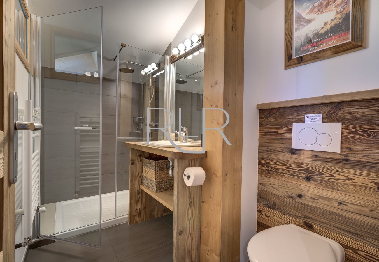 Chambre 2 de Planards 2 a une salle de bain avec WC