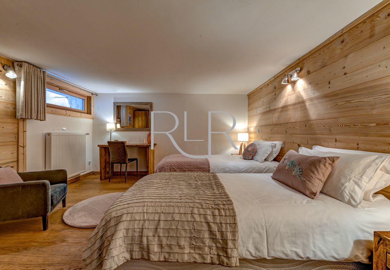 Cette chambre peut &ecirc;tre configur&eacute;e avec un lit double ou deux lits simples.