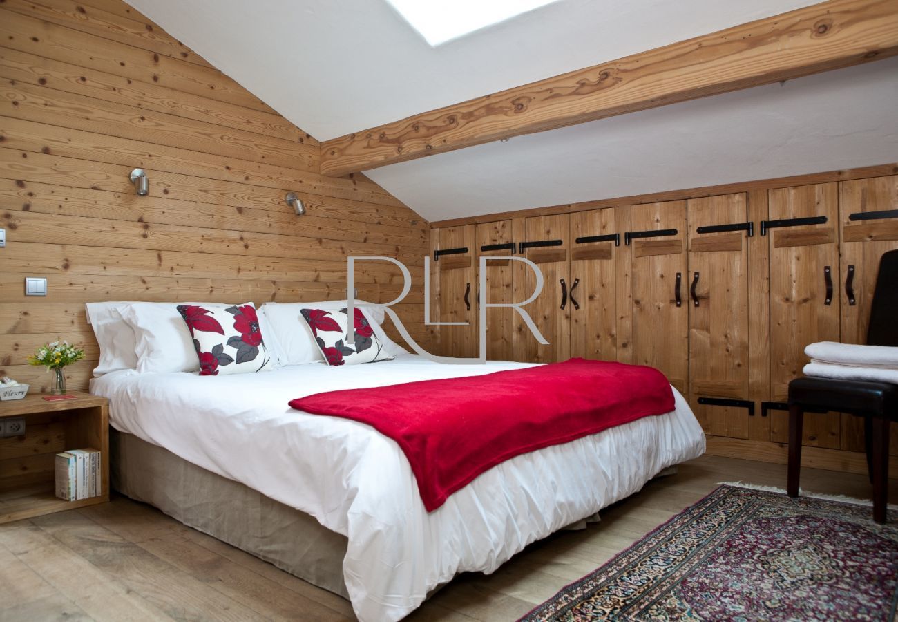 Chambre 1 de Chalet les Favrands est flexible avec un lit double ou deux lits simples, salle de bain et un balcon partagé