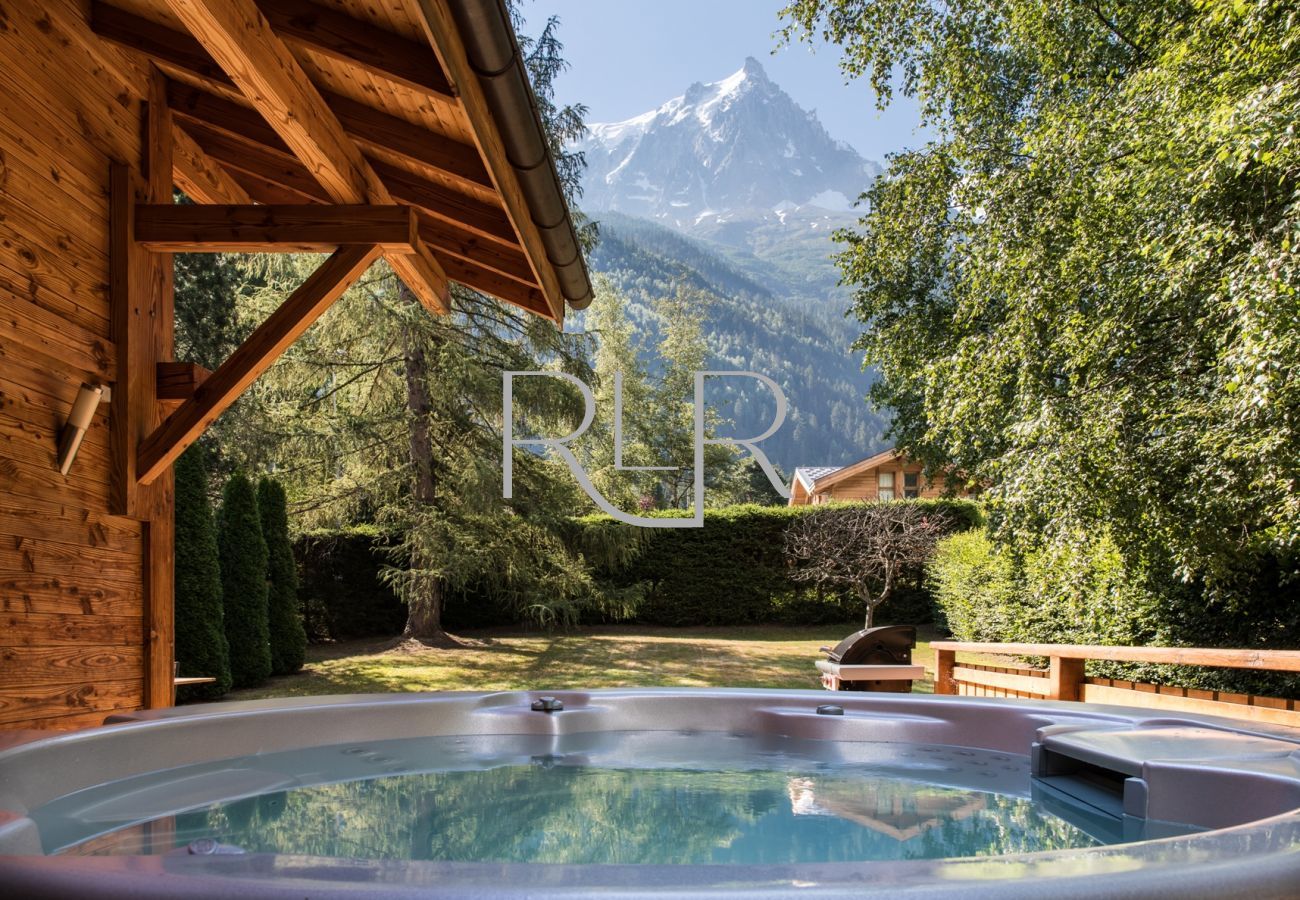 Chalet les Favrands a un jacuzzi avec belle vue sur les montagnes