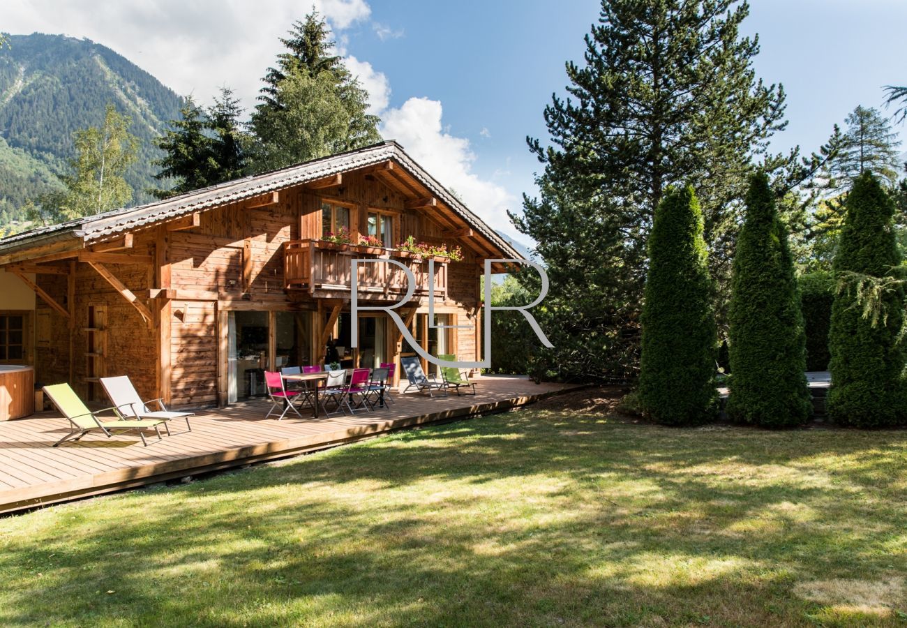 Chalet les Favrands a une belle terrasse et un grand jardin arboré