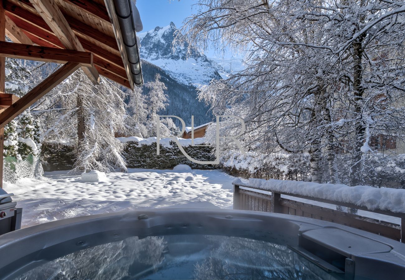 Le jacuzzi de Chalet les Favrands est sur la terrasse et accessible depuis le couloir