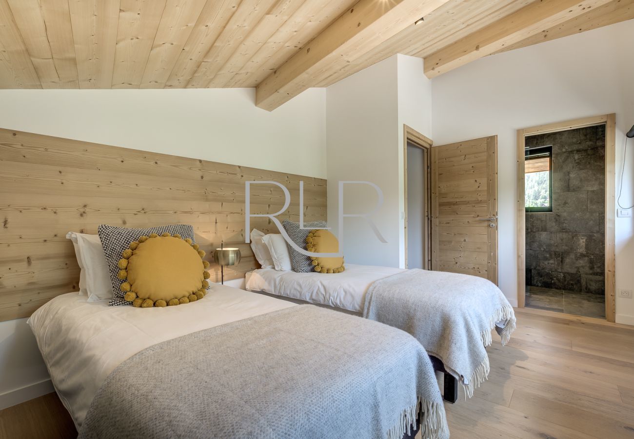 La Chambre 5 du Chalet Breitalps est flexible avec un lit double ou deux lits simples,  salle de bain et accès à un WC séparé