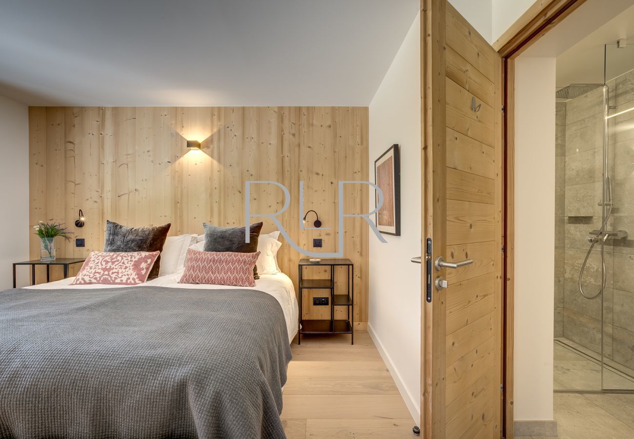 Chambre 2 du Chalet Breitalps est flexible avec un lit double ou deux lits simples et salle de bain