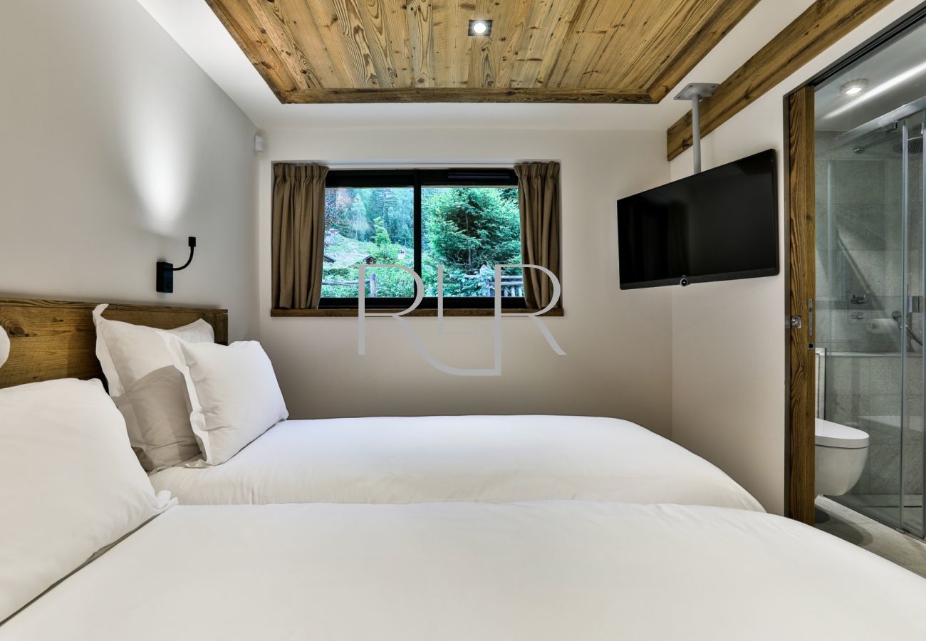 Chambre 4 de Chalet Black Stone est flexible avec un lit double ou deux lits simples, et  une salle de bain
