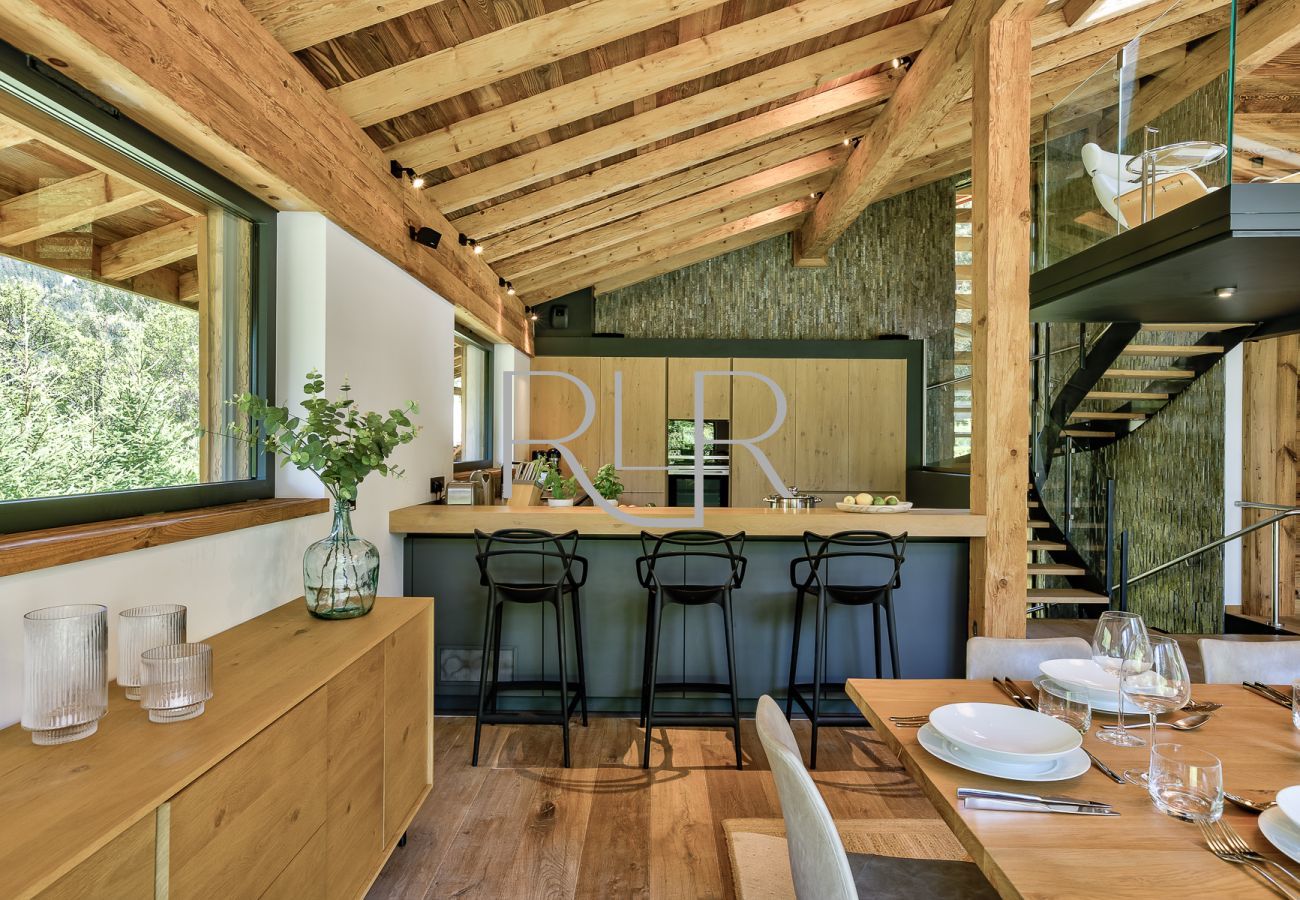 Chalet Black Stone a des chaises hautes pour une cuisine conviviale 