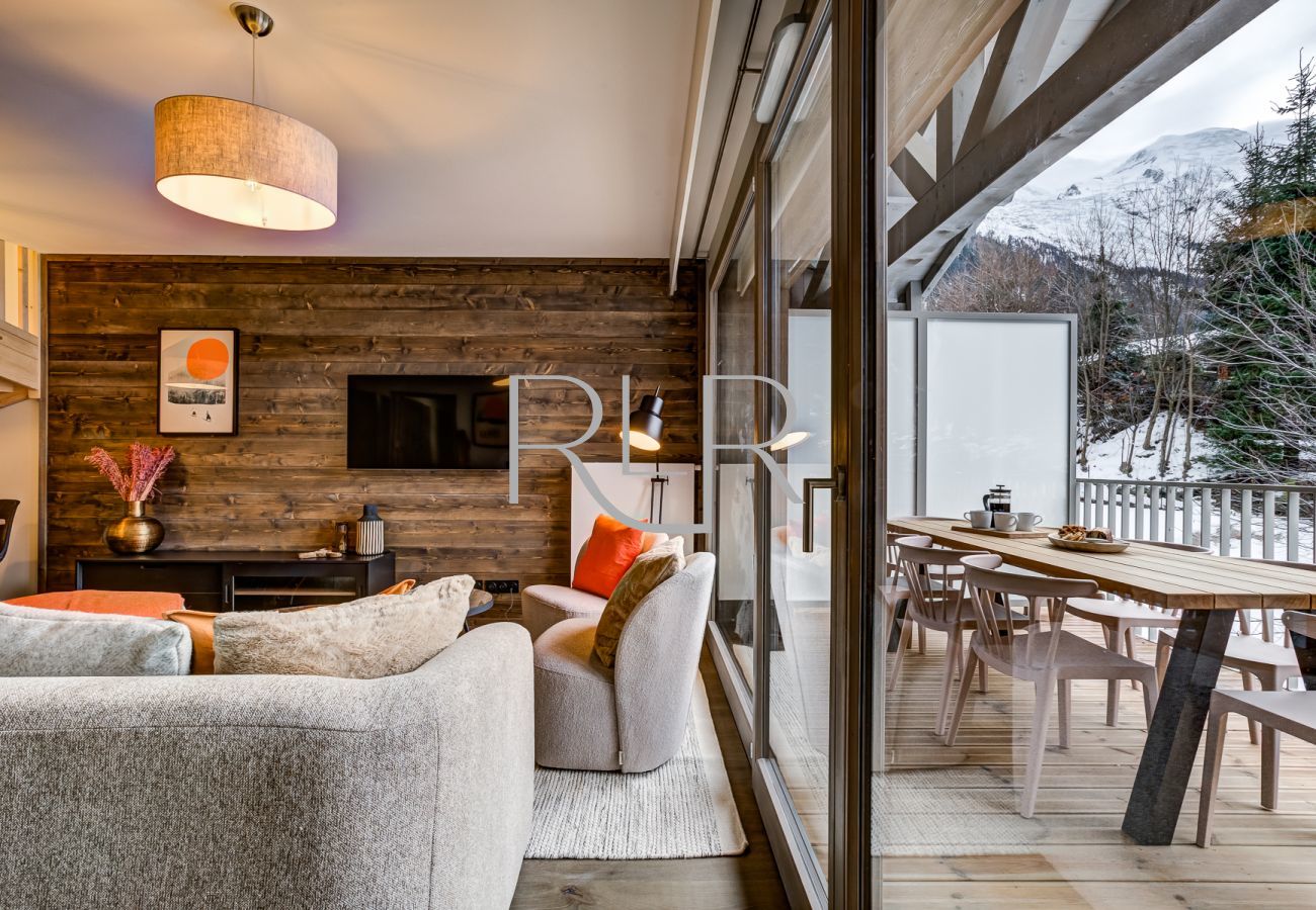 White Pearl A34 a des portes vitrées donnant sur un grand balcon