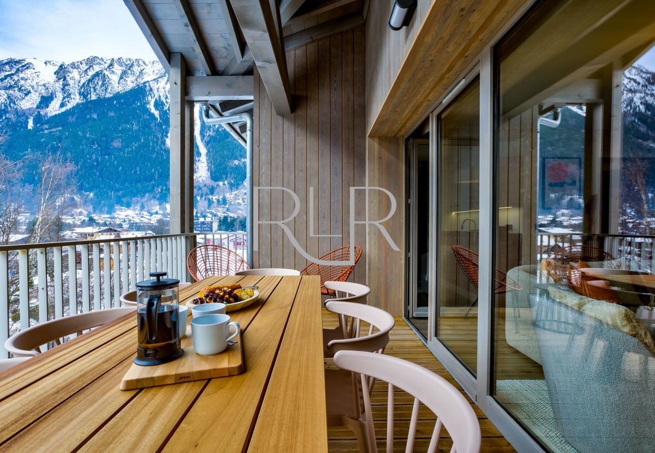 White Pearl A34 a une vue sur les montagnes 