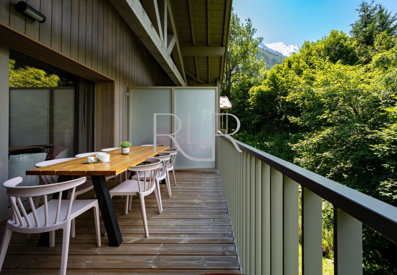 Le balcon peut accueillir 8 personnes pour d&icirc;ner &agrave; l'ext&eacute;rieur.
