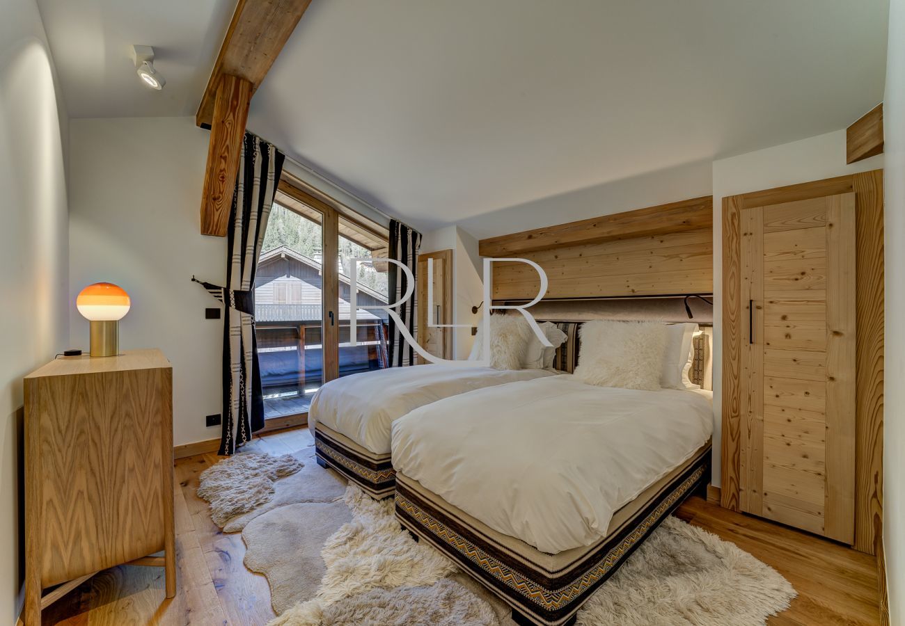Chambre 5 de Chalet les Trois Soeurs est flexible avec un lit double ou deux lits simples, et un balcon