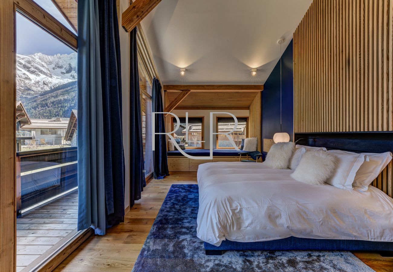 Chambre 1 de Chalet les Trois Soeurs est une suite parentale avec dressing et salle de bain