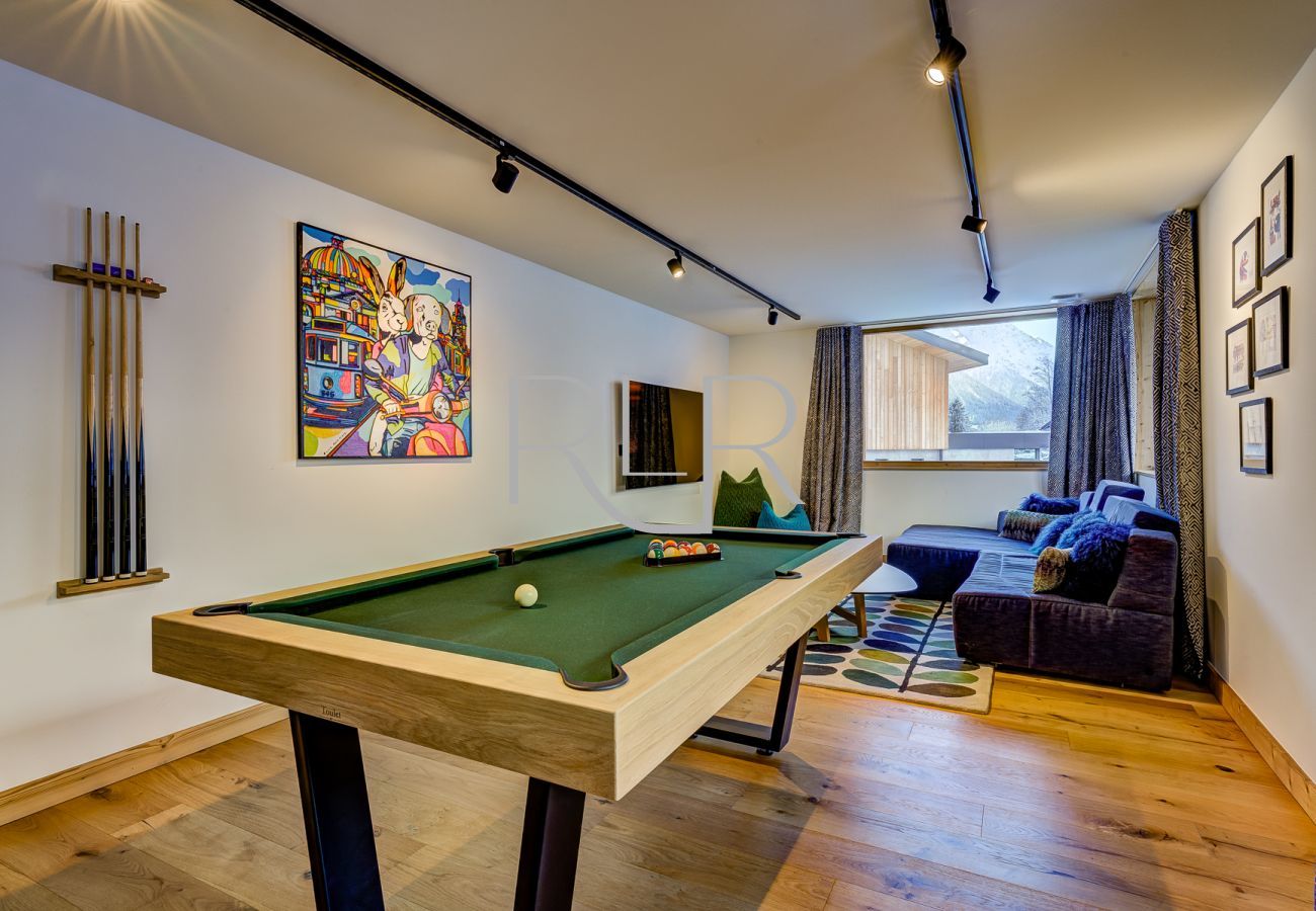 Chalet les Trois Soeurs dispose d'un espace social supplémentaire dans une salle de télévision avec une table de billard