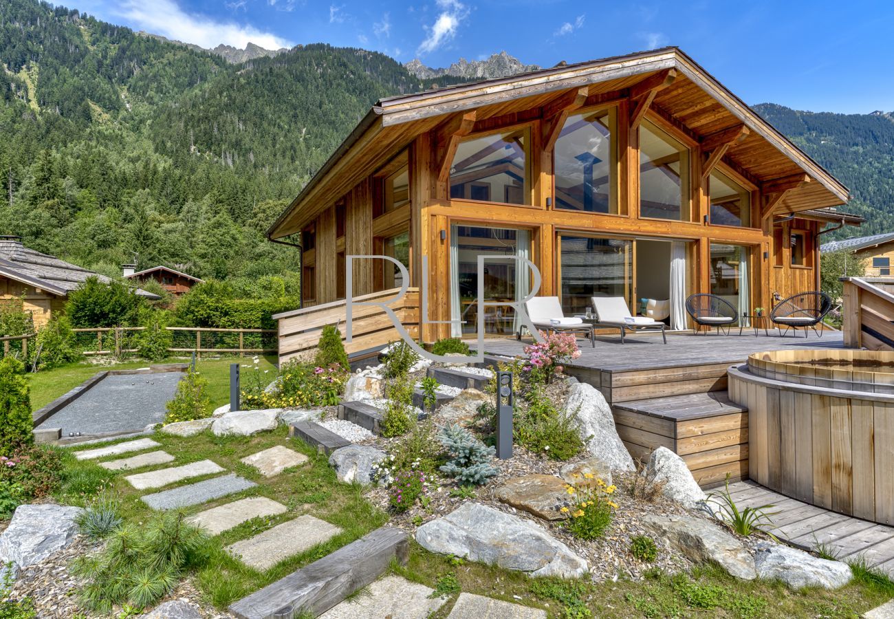 Chalet les Trois Soeurs a un petit chemin menant au terrain de pétanque privé