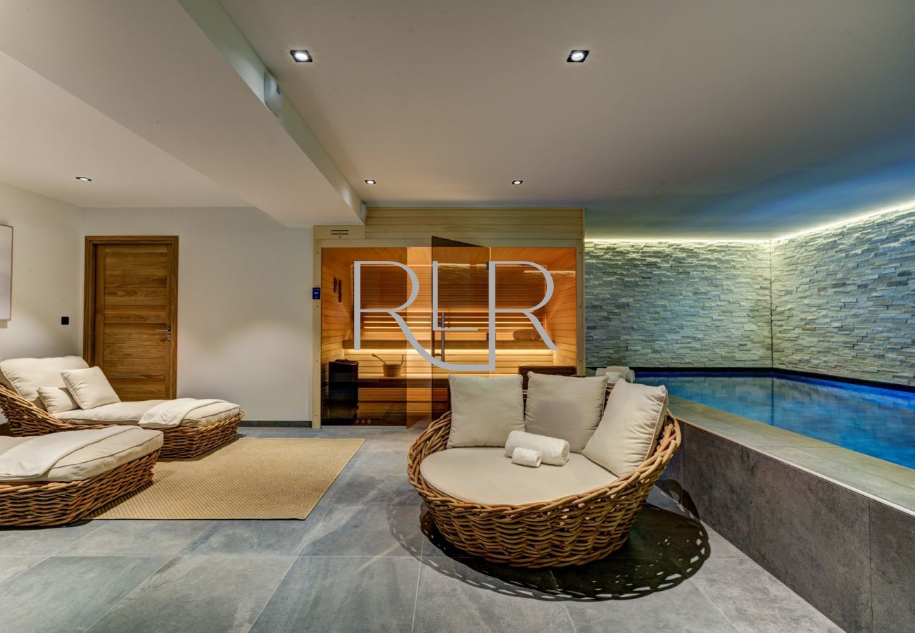 Chalet Black Pearl dispose d'un espace bien-être avec un sauna et une piscine