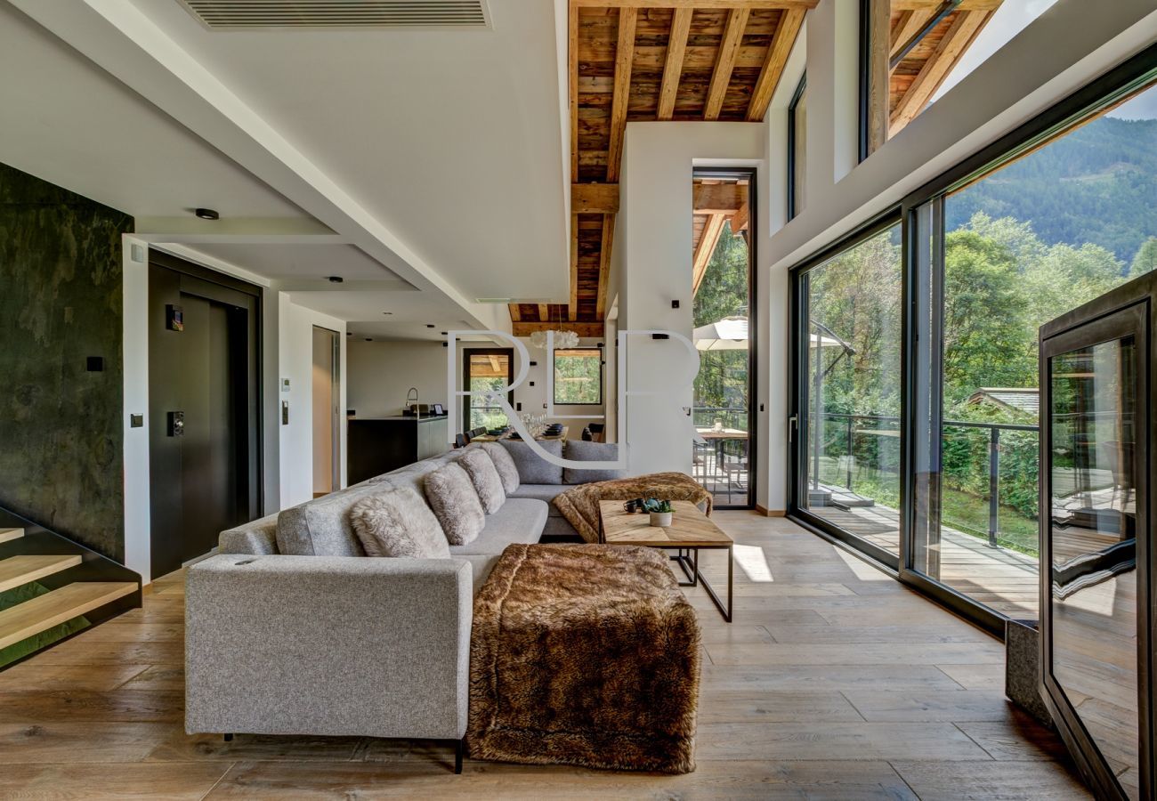 Chalet Black Pearl a des grandes portes vitrées donnant sur le balcon