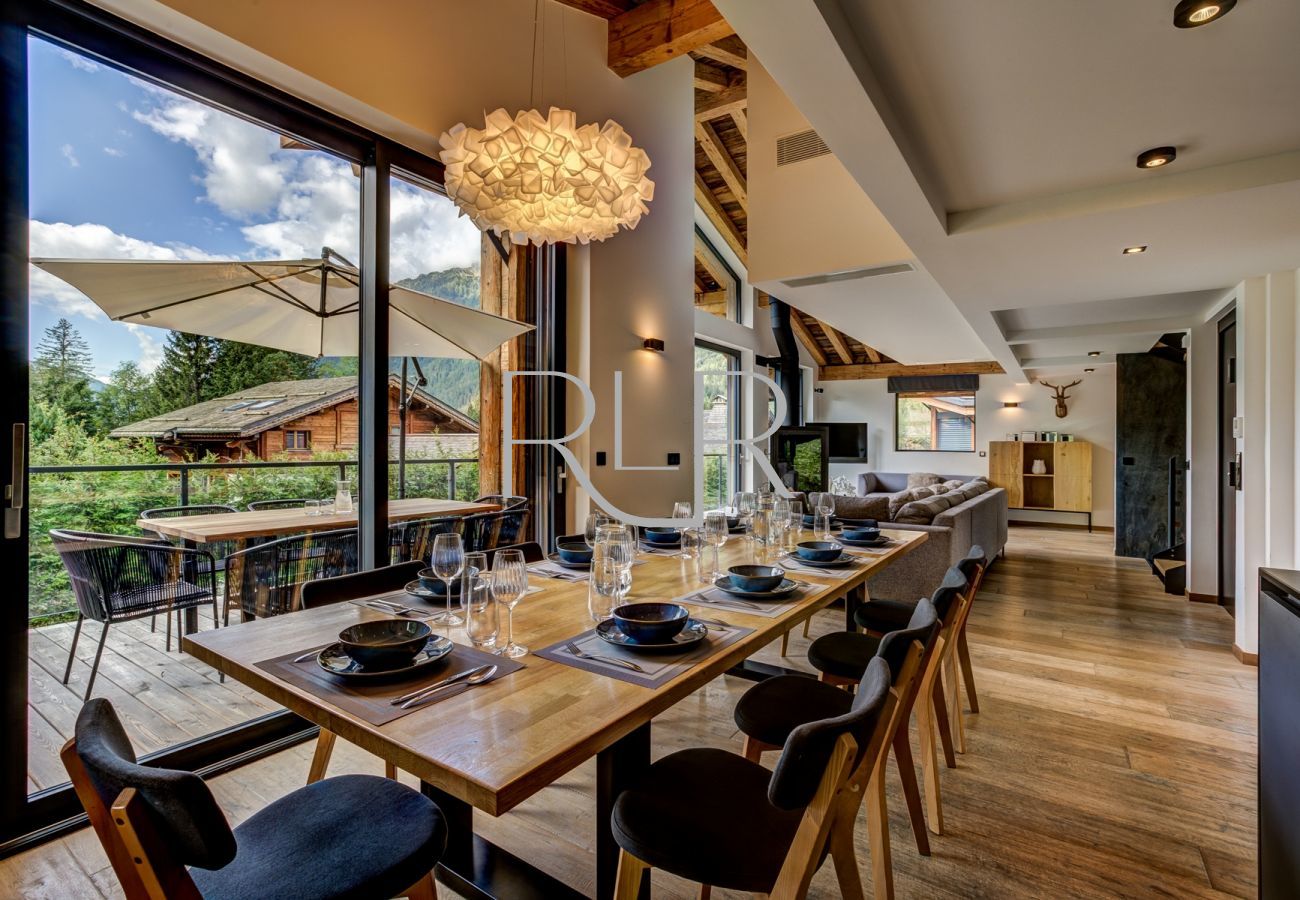 Chalet Black Pearl  a un espace de vie ouvert avec des grandes portes vitrées donnant sur le balcon