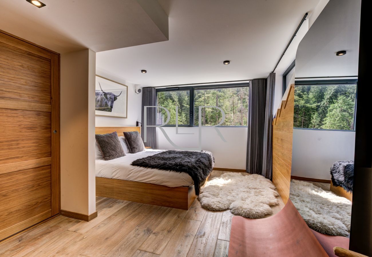 Chalet Black Pearl a une suite principale avec un lit double, dressing et salle de bain