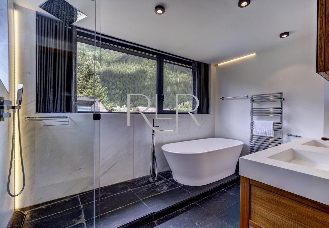 Chambre 1 de Chalet Black Pearl a une baignoire indépendante et une douche séparée