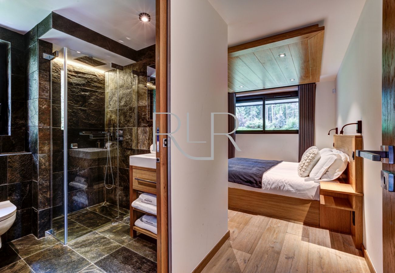 Chambre 4 de Chalet Black Pearl est une chambre double avec une salle de bain
