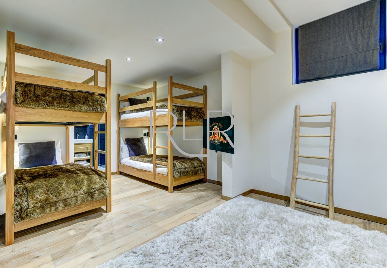 Chambre 5 de Chalet Black Pearl a deux lits superposés, avec une salle d'eau et un WC
