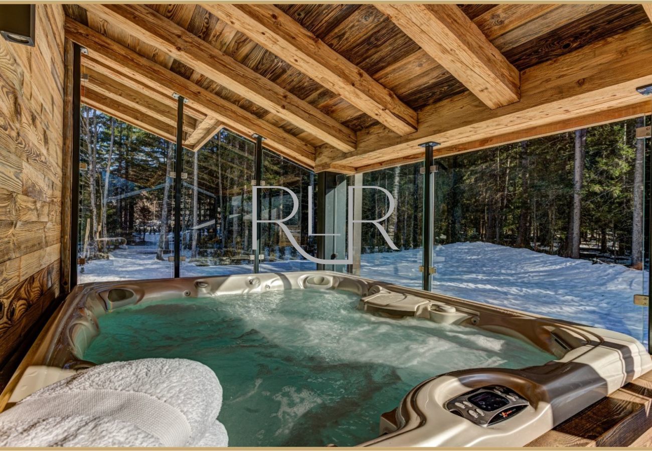 Chalet Black Pearl dispose d'un jacuzzi sur le balcon situé à côté de l'espace de vie
