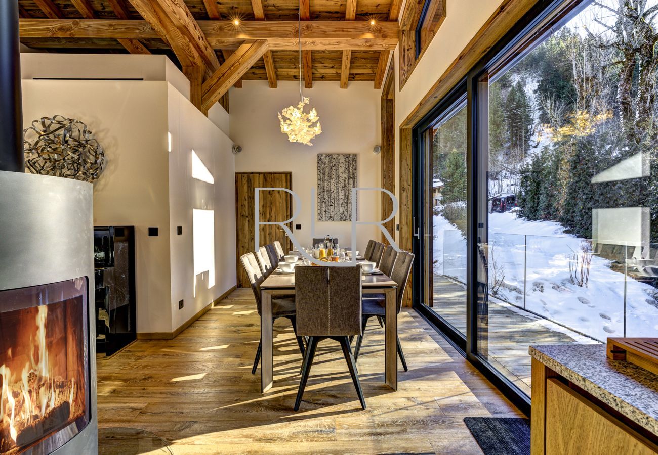 Chalet Silver Forest a une grande table à manger et poêle à bois