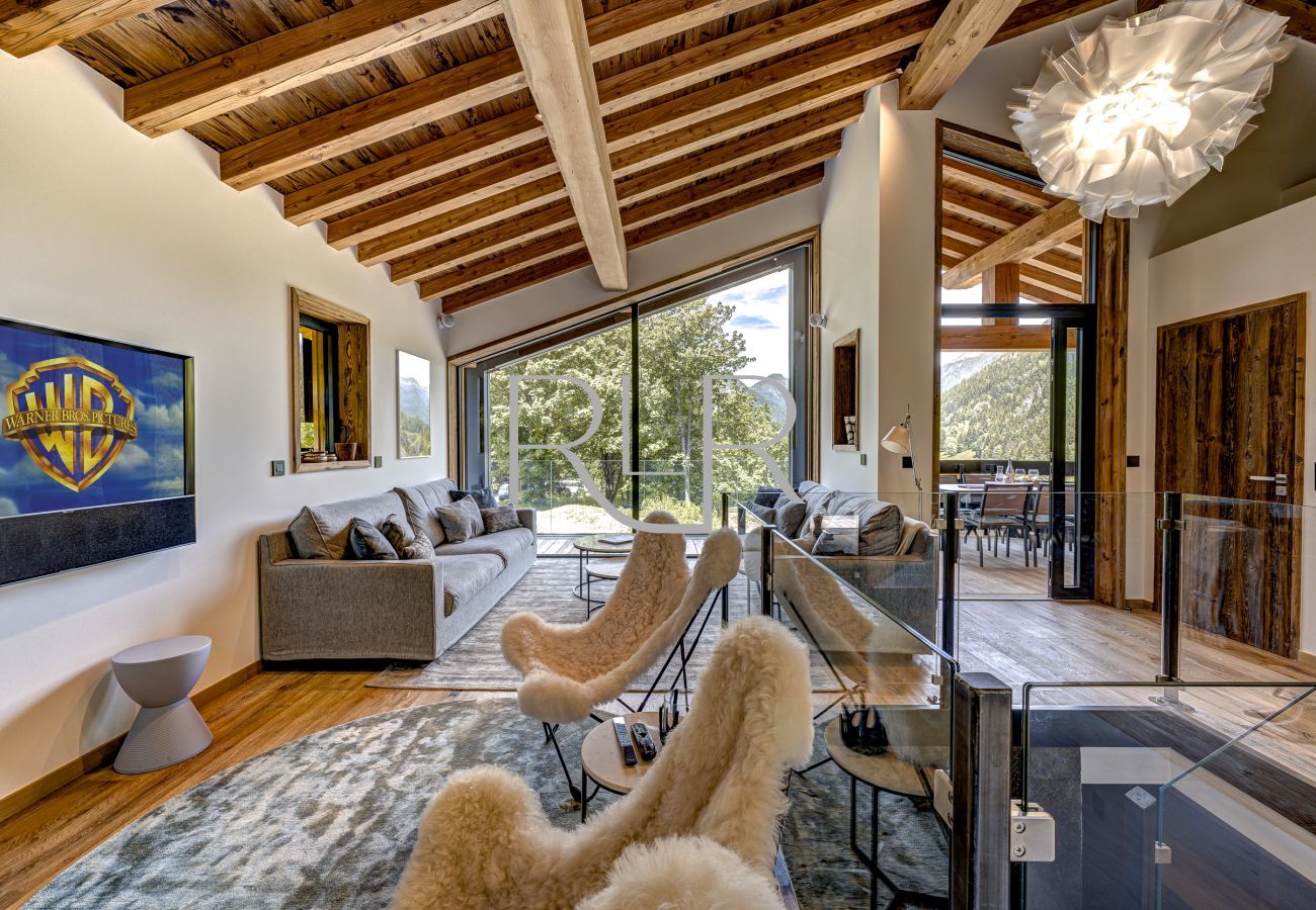 Chalet Silver Forest a une porte vitrée ouvrant sur un balcon vitré