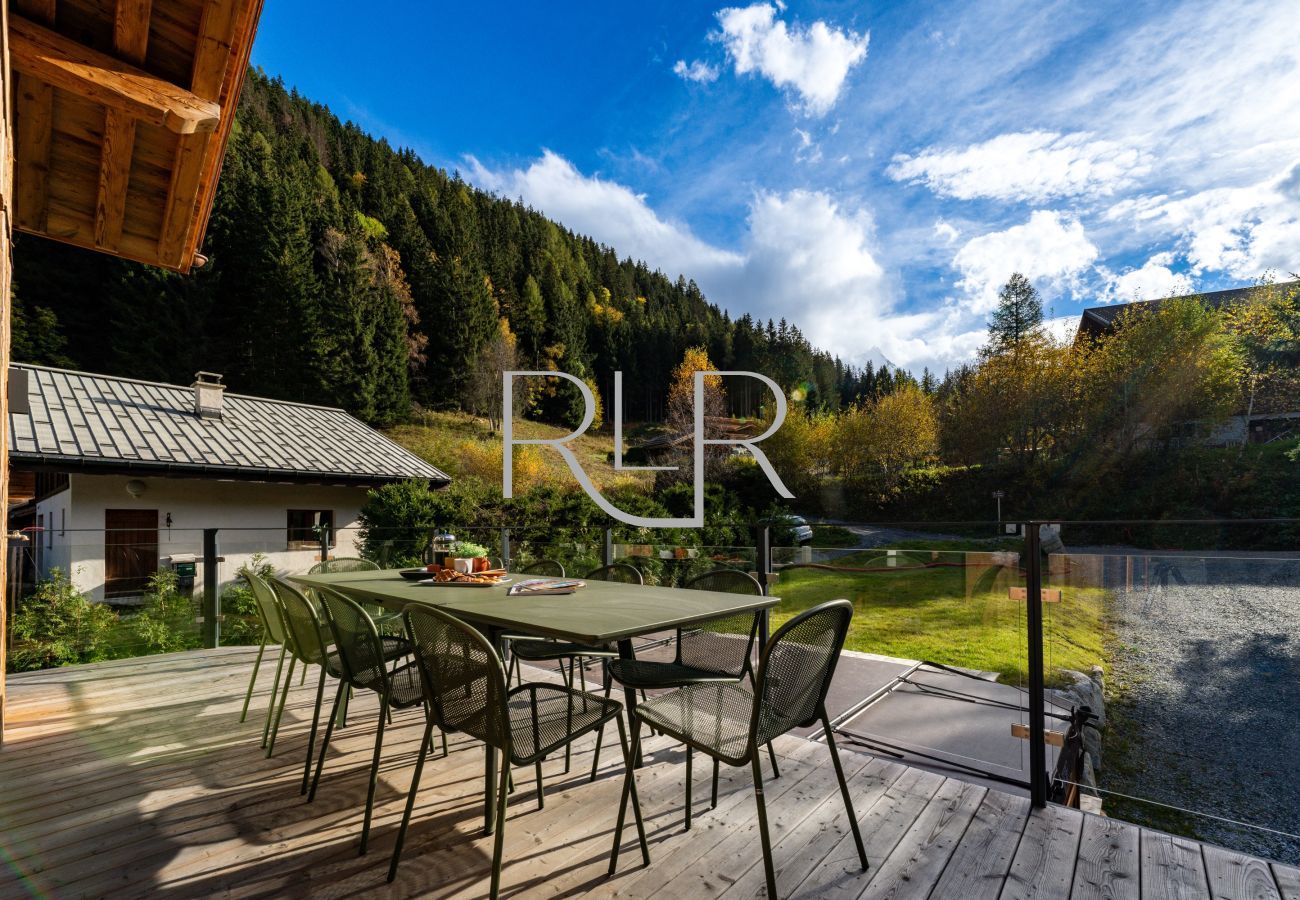 Chalet les Côtés du Lavancher a des meubles d'extérieur pour les repas en plein air.