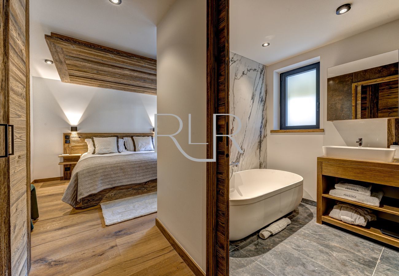 Chalet les Côtés du Lavancher a 5 chambres accueillant 10-12 personnes.