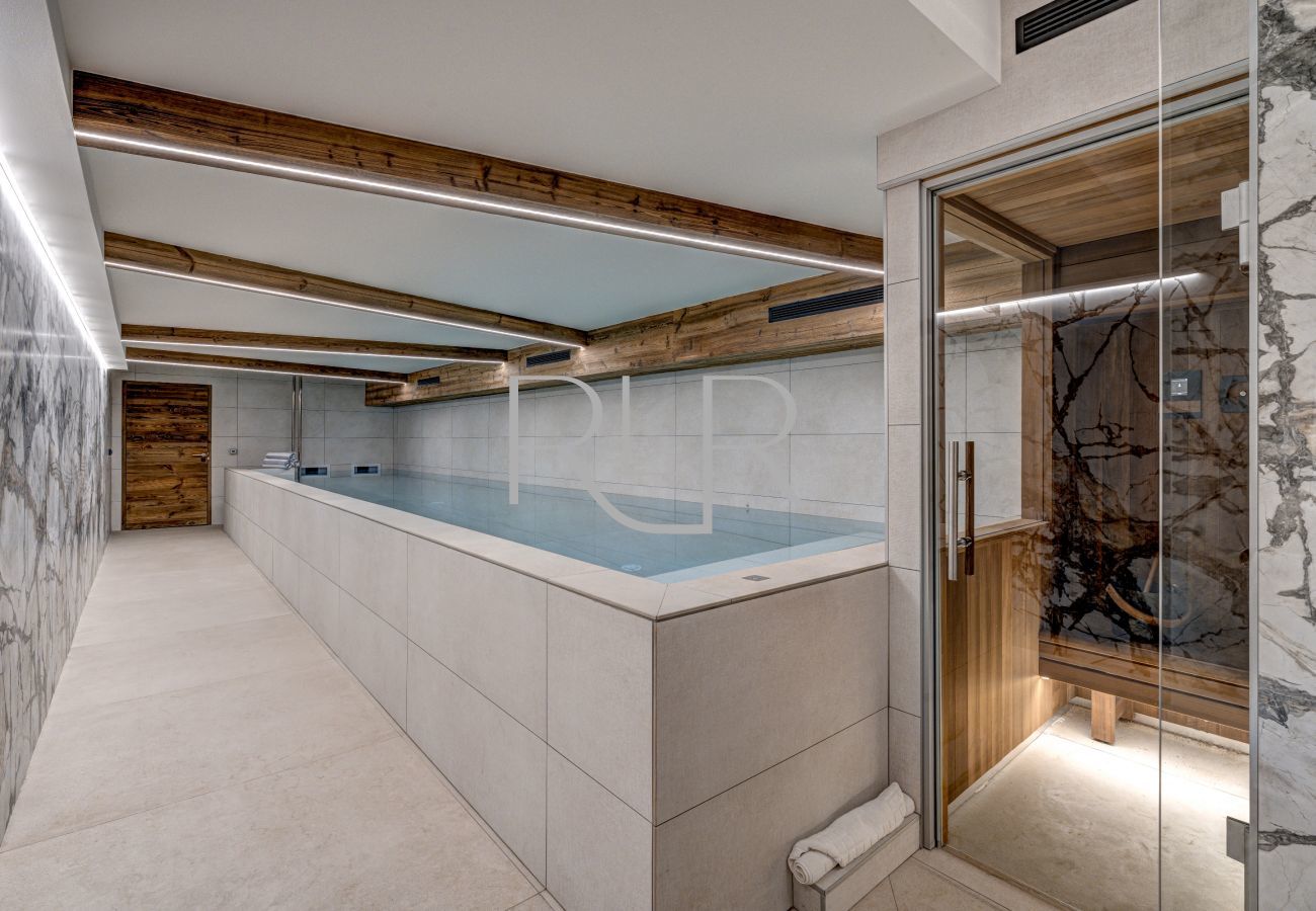 Chalet les Côtés du Lavancher a une piscine intérieure et un sauna.