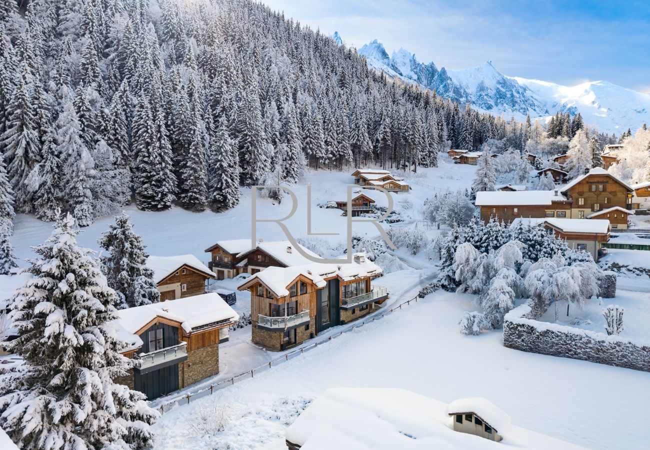 Le Chalet les Côtés du Lavancher est composé de deux bâtiments  reliés entre eux par le rez-de-chaussée.