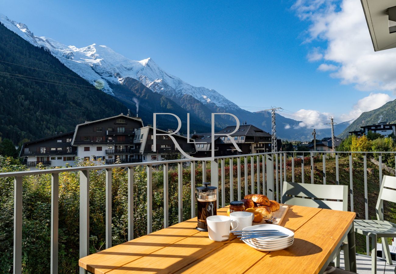 Le Blanc Mont Blanc 303 bénéficie d'une vue panoramique dégagée sur les montagnes.
