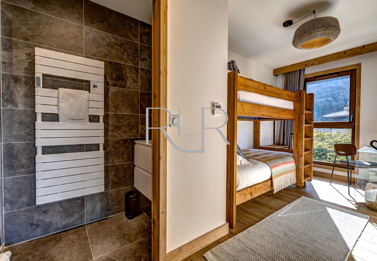 La chambre 3 du Blanc Mont Blanc 303 dispose de lits superposés et d'une salle de bains privative.