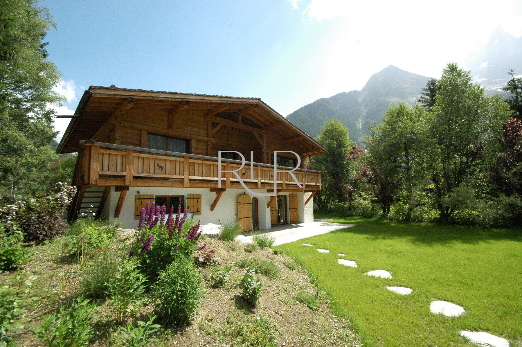 Chalet Capricorne has a tranquil garden 