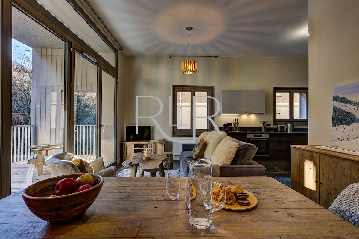 White Pearl C12 has an open plan living area