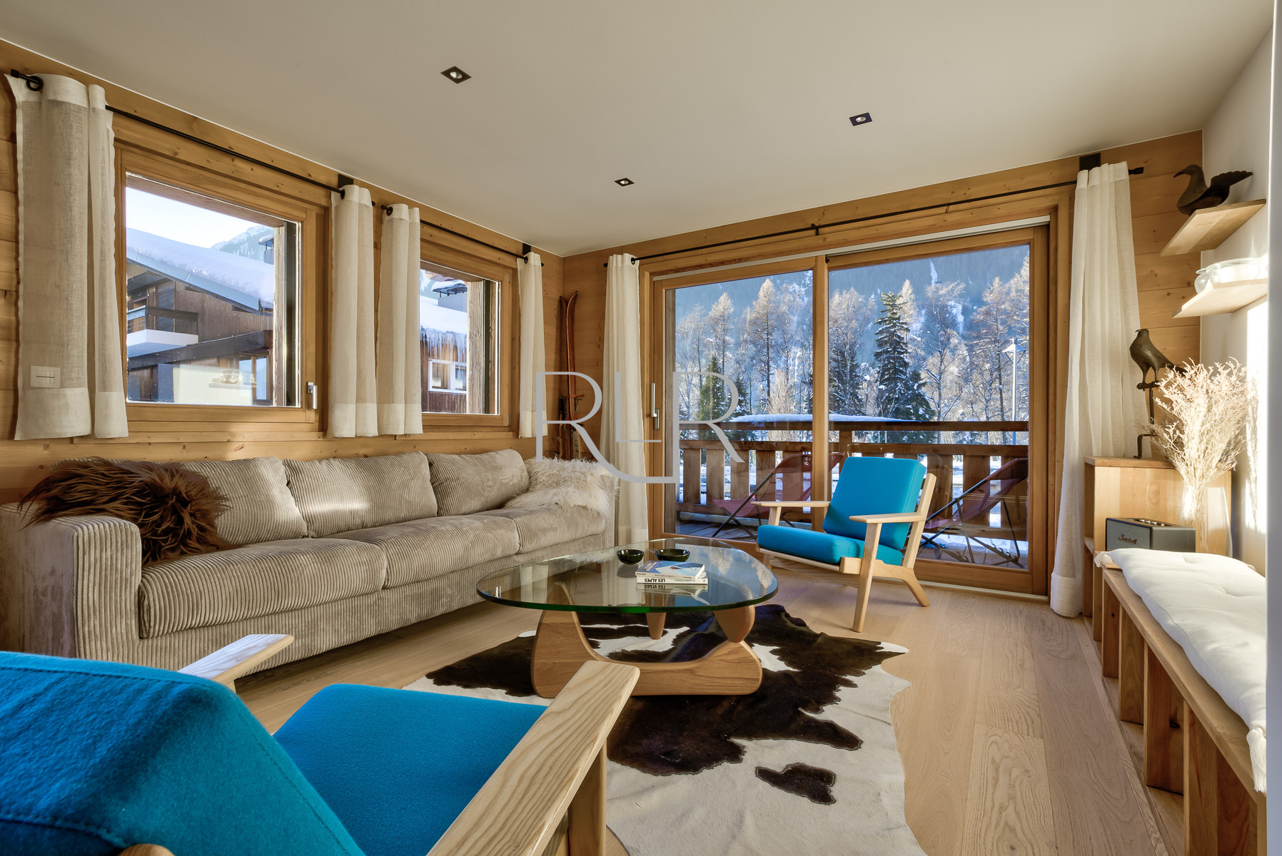 Green 6 has a spacious dual aspect living area with balconies