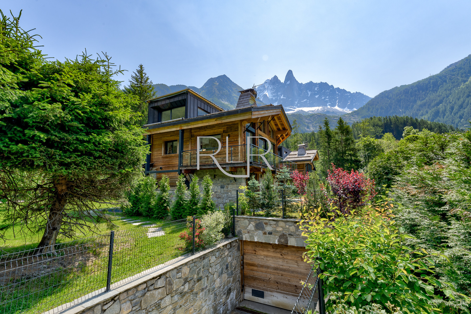 Chalet Red Fox is in a quiet location a few minutes' drive from Chamonix