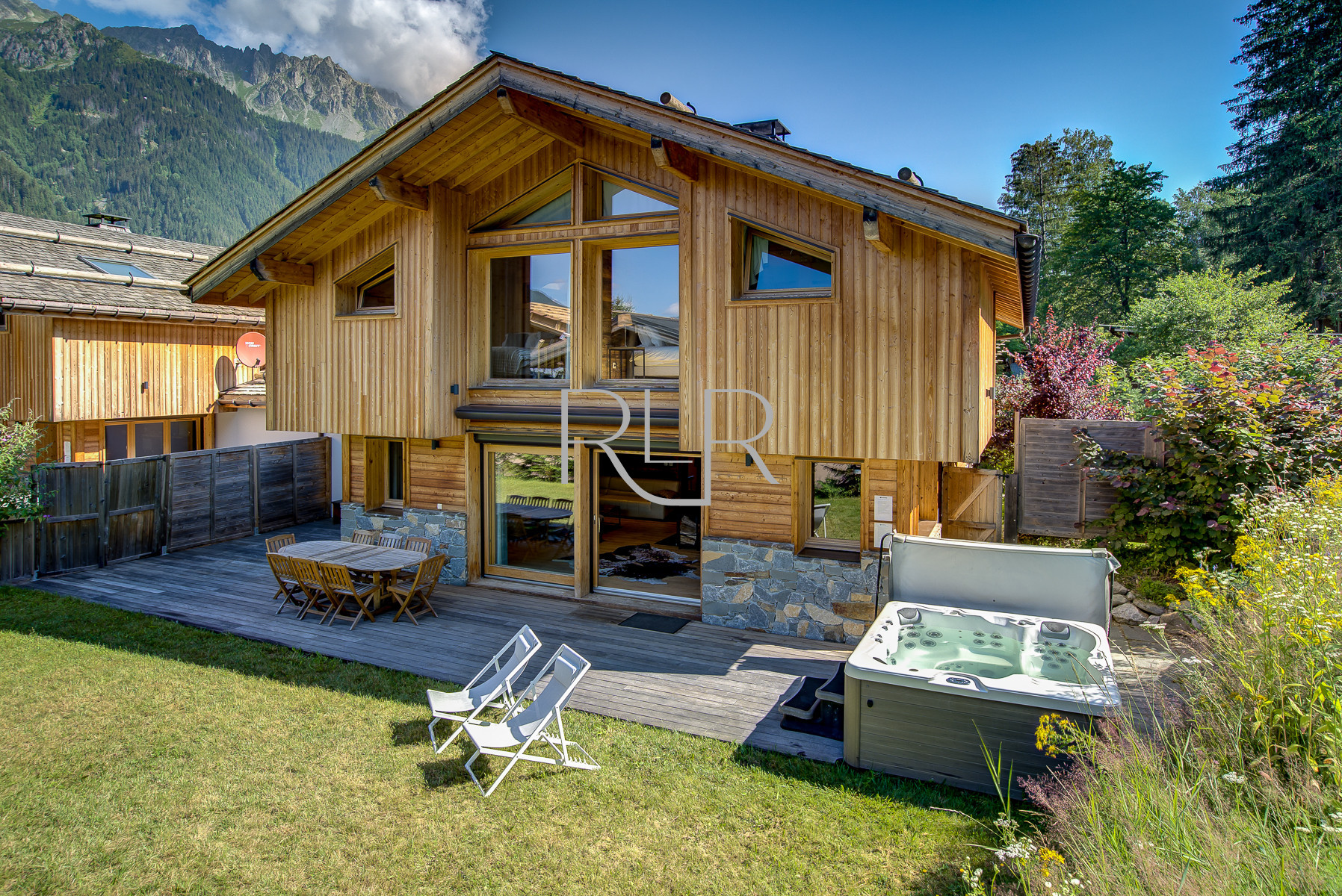 Planards 2 has a fantastic location close to Chamonix town centre
