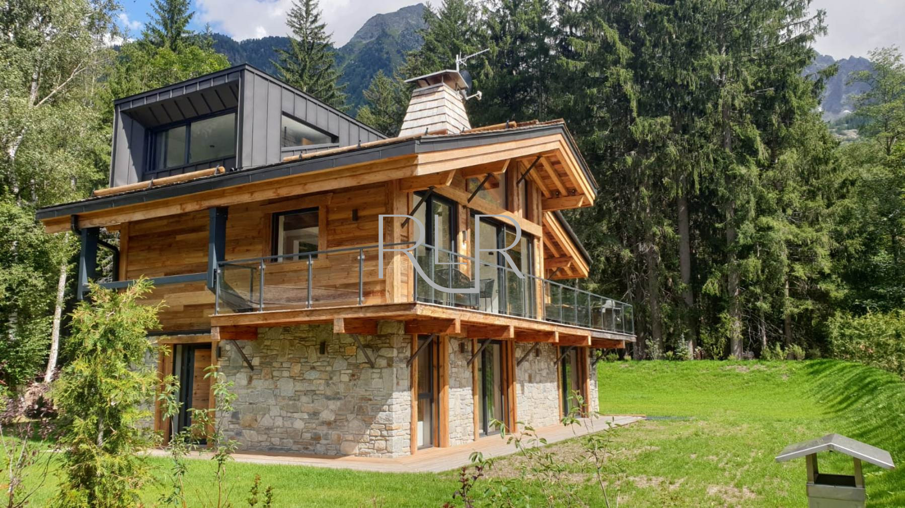 Chalet Black Pearl has an impressive mountain backdrop