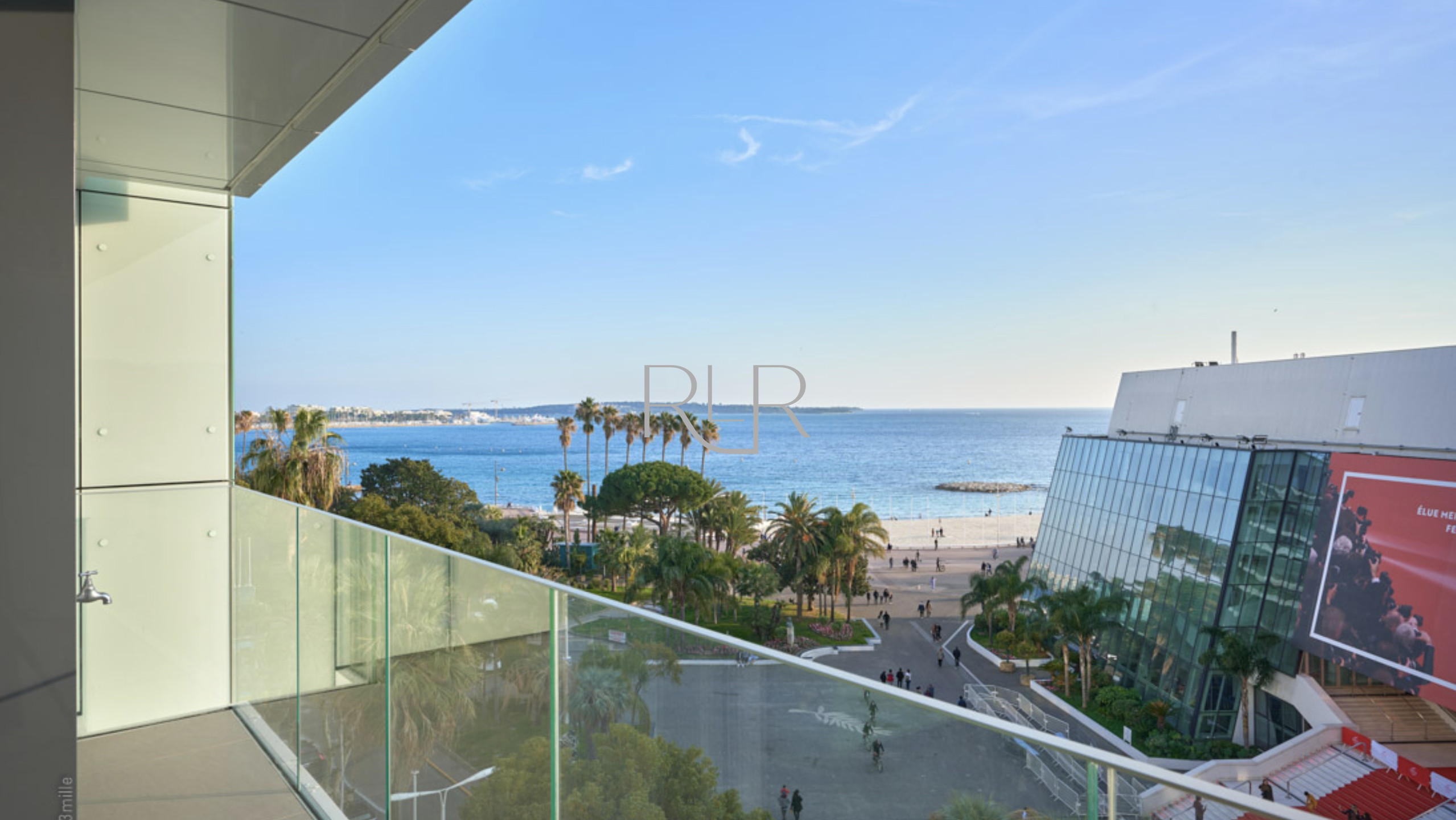 in Cannes - RLR3B871