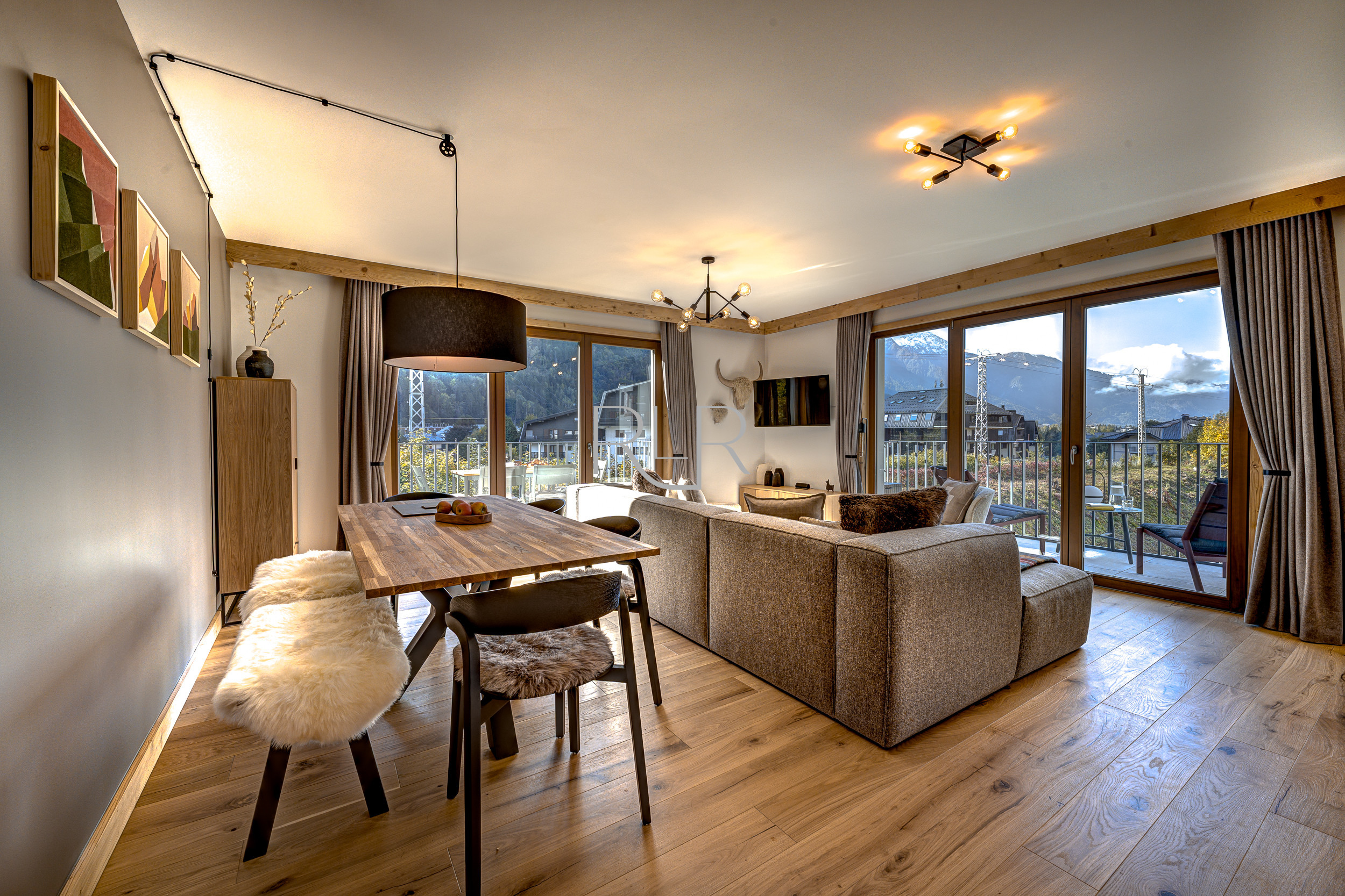 Blanc Mont Blanc 303 has a dual aspect with 2 balconies.