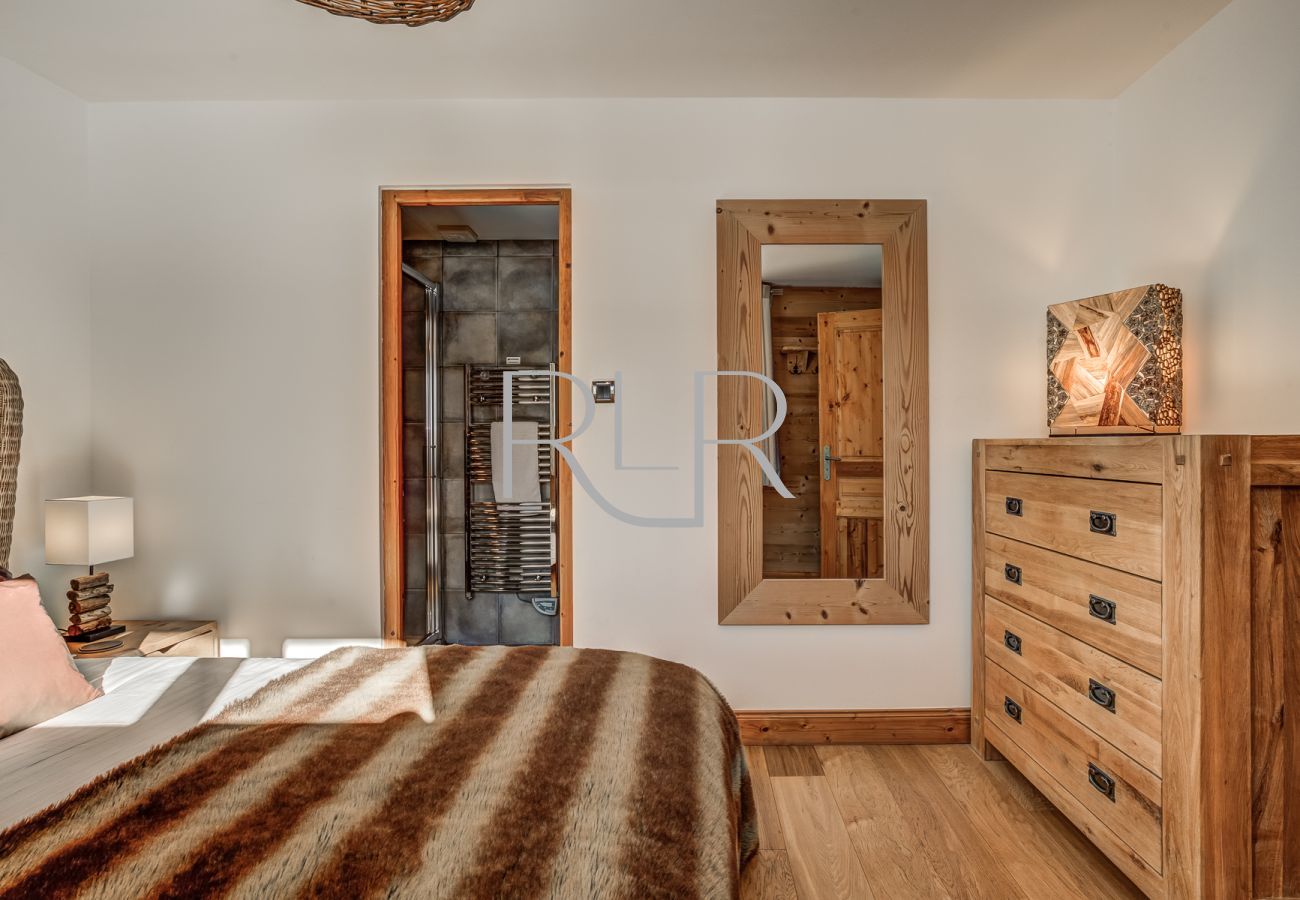 Bedroom 3 of Chalet Capricorne is a double room with ensuite